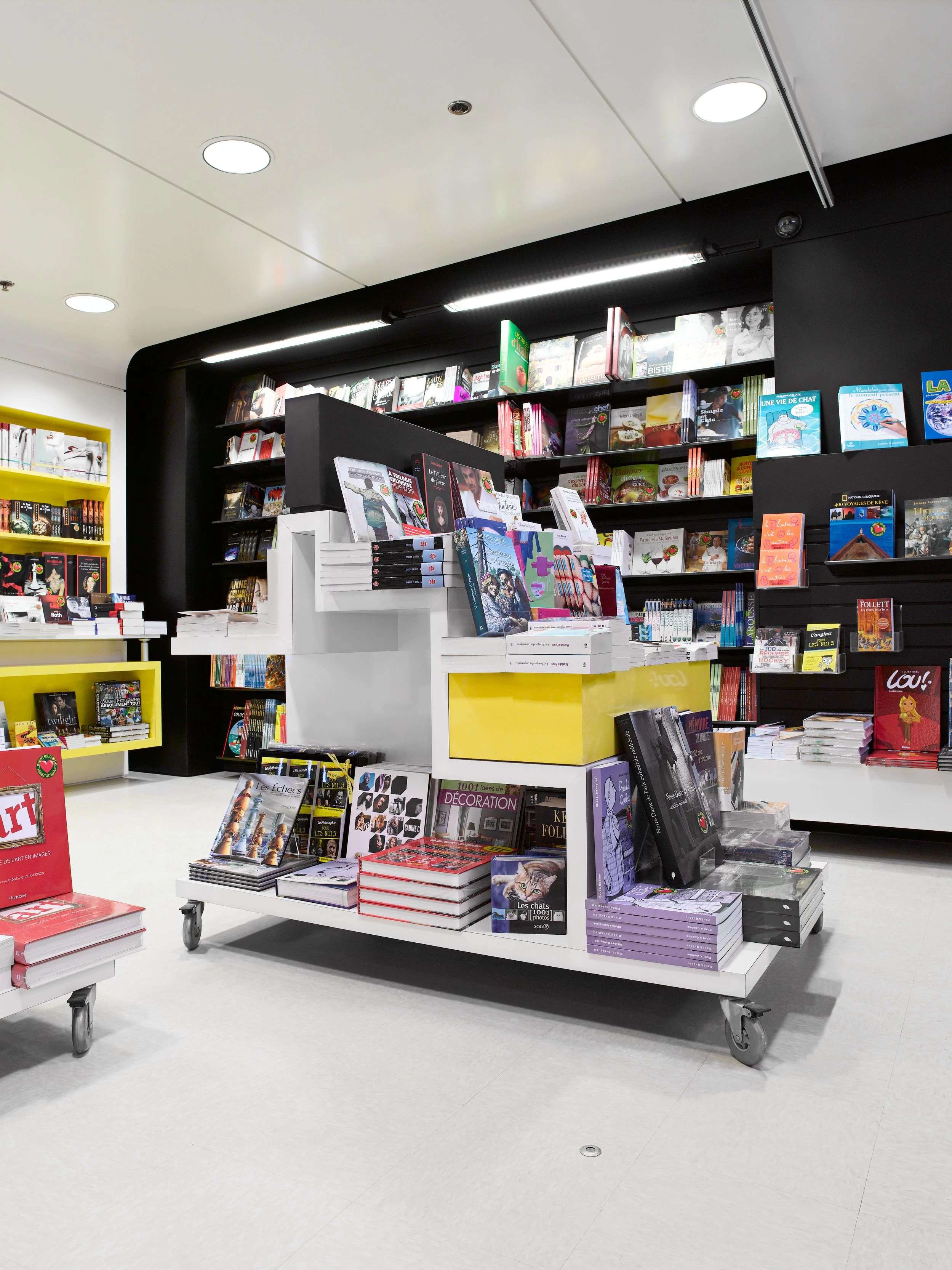 Photo d'un étalage chez Renaud-Bray