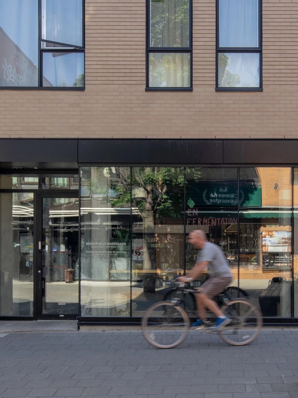 Photo de la façade avec un cycliste - projet Coloniale